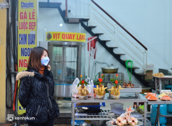 Tiểu thương chợ nhà giàu Hà Nội ngán ngẩm tại phiên Rằm cuối năm: Năm nay ế quá, Tết như thế này thì buồn lắm - Ảnh 7.