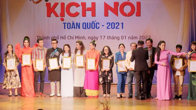 Diễn viên Như Huỳnh đoạt huy chương vàng Liên hoan kịch nói toàn quốc 2021 - Ảnh 1.