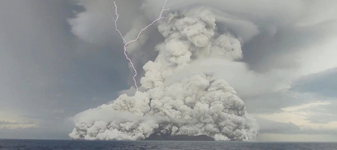 3 ngày sau thảm họa núi lửa, quốc đảo Thái Bình Dương vẫn gần như biệt vô âm tín - Ảnh 1.