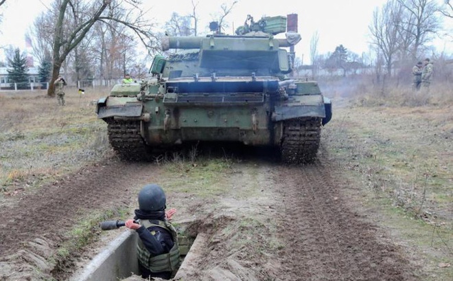 Binh sĩ Ukraine thực hành chiến đấu chống tăng vào ngày 11-12-2021. Ảnh: Reuters