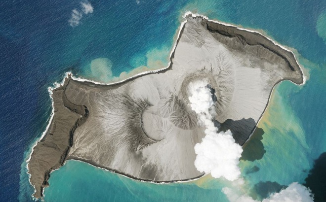 Ảnh chụp từ vệ tinh SkySat cho thấy khói bốc lên từ núi lửa ngầm Hunga Tonga-Hunga Ha'apai ở Tonga khoảng 1 tuần trước đợt phun trào ngày 15/1/2022. Ảnh: Planet Lab/Reuters
