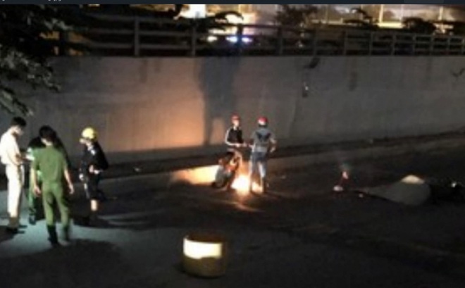 CSGT khám nghiệm hiện trường vụ 2 công nhân đi vào hầm chui cấm xe máy tông xe đầu kéo khiến 1 người chết, 1 người bị thương.