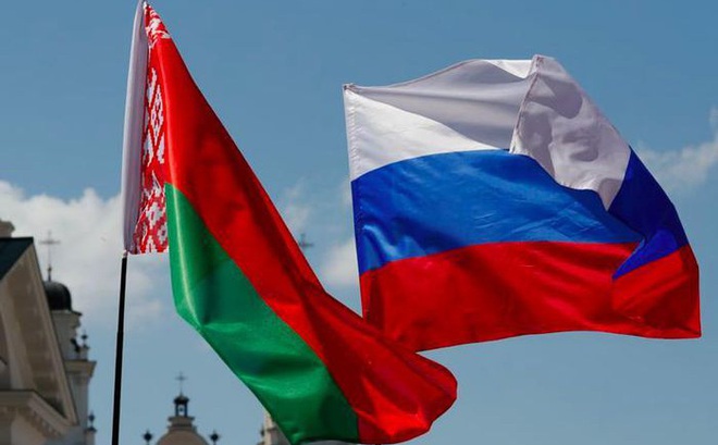 Quốc kỳ của Belarus và Nga. (Ảnh: Reuters)