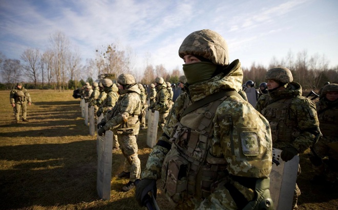 Lực lượng Bảo vệ Biên giới Ukraine ở biên giới với Belarus tháng 11/2021. Ảnh: Reuters