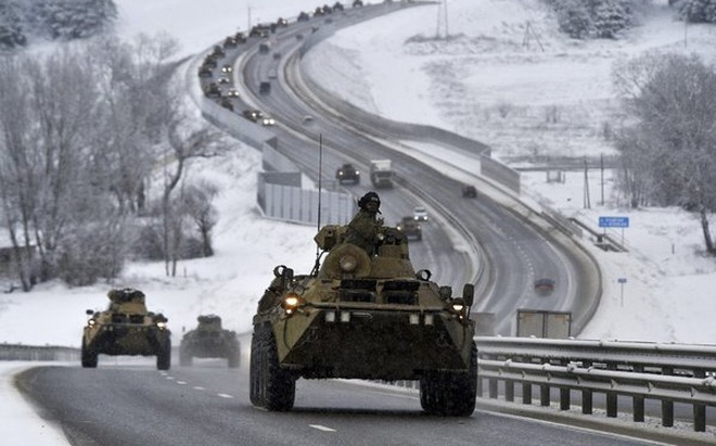 Đoàn xe bọc thép của Nga di chuyển trên đường cao tốc ở bán đảo Crimea. (Ảnh: AP)