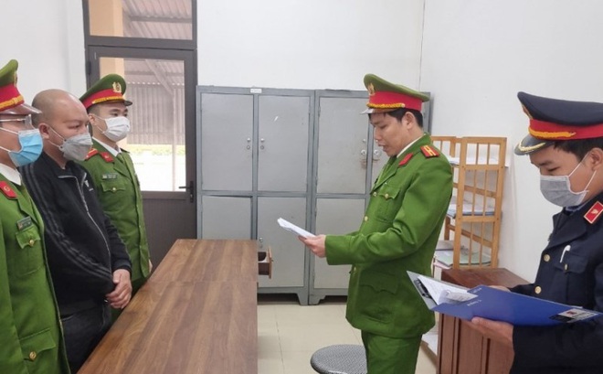 Lực lượng chức năng tống đạt các quyết định đối với Phùng Xuân Phong, Giám đốc Công ty TNHH Xây dựng và Thương mại Thiên Triều. (Ảnh Công an Hà Tĩnh)