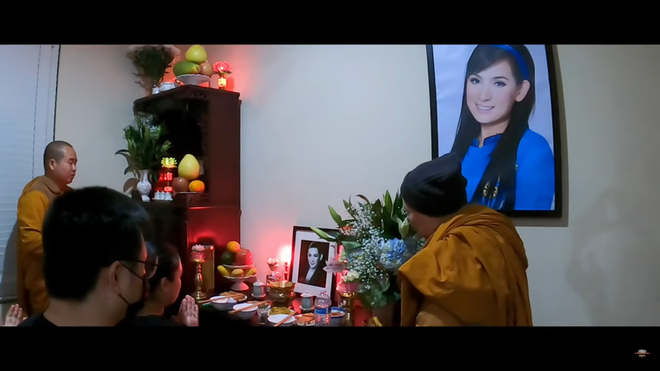 Wendy và cha ruột nghẹn ngào rước di ảnh Phi Nhung về thờ tại nhà riêng - Ảnh 4. Wendy và cha ruột nghẹn ngào rước di ảnh Phi Nhung về thờ tại nhà riêng - Ảnh 4.