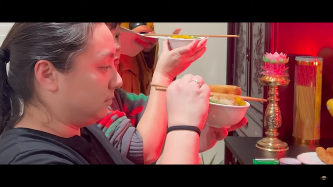 Wendy và cha ruột nghẹn ngào rước di ảnh Phi Nhung về thờ tại nhà riêng - Ảnh 5. Wendy và cha ruột nghẹn ngào rước di ảnh Phi Nhung về thờ tại nhà riêng - Ảnh 5.