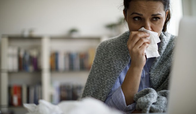 VN phát hiện Omicron trong cộng đồng: Triệu chứng Omicron ở người đã tiêm vaccine là gì? - Ảnh 1.