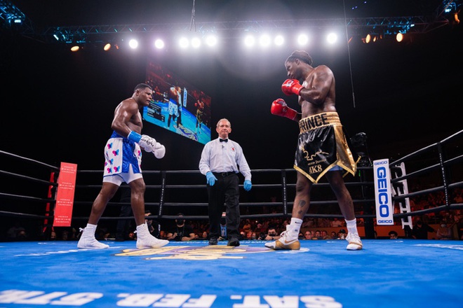 Sống sót sau 2 cú đánh ngã, King Kong Luis Ortiz ngược dòng đánh bại Charles Martin bằng pha KO tàn bạo - Ảnh 1.