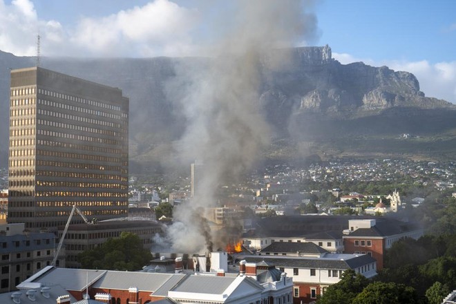  Hình ảnh Toà nhà Quốc hội Nam Phi chìm trong lửa ngùn ngụt  - Ảnh 2.