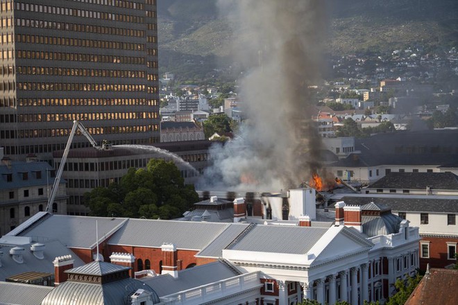  Hình ảnh Toà nhà Quốc hội Nam Phi chìm trong lửa ngùn ngụt  - Ảnh 5.