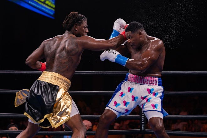 Sống sót sau 2 cú đánh ngã, King Kong Luis Ortiz ngược dòng đánh bại Charles Martin bằng pha KO tàn bạo - Ảnh 6.