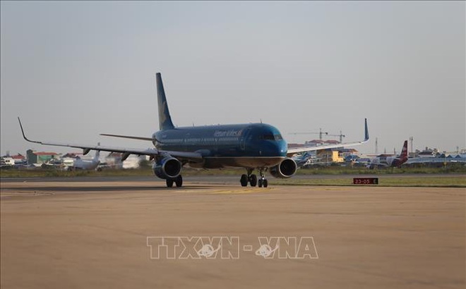 Chuyến bay mang số hiệu VN853 của Hãng hàng không Quốc gia Việt Nam (Vietnam Airlines) đã hạ cánh an toàn xuống Sân bay quốc tế Phnom Penh, Campuchia chiều 1/1/2022. Ảnh: Vũ Hùng/TTXVN