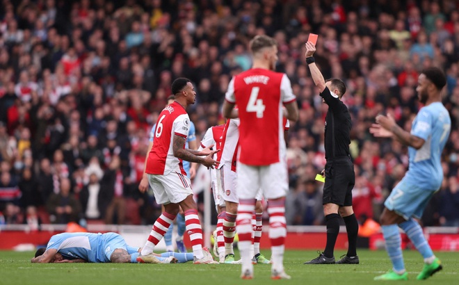 Gabriel nhận thẻ đỏ thứ 100 của Arsenal ở Ngoại hạng Anh. (Ảnh: Reuters).