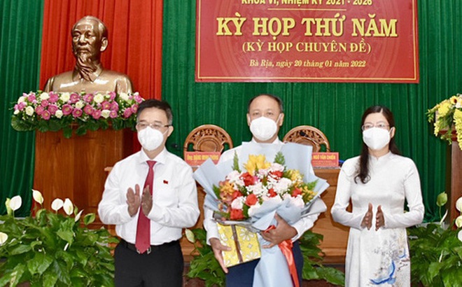 Ông Đặng Minh Thông (bìa trái) trao quyết định nghỉ việc cho ông Trần Vinh Quang (ảnh giữa) tại kỳ họp