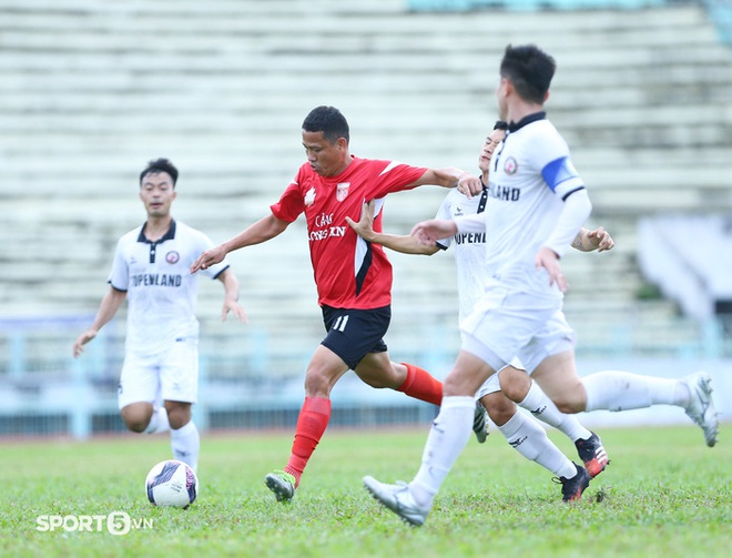 Anh Đức vừa chỉ đạo, vừa thi đấu giúp CLB Long An thắng 1-0 Bình Định - Ảnh 1.