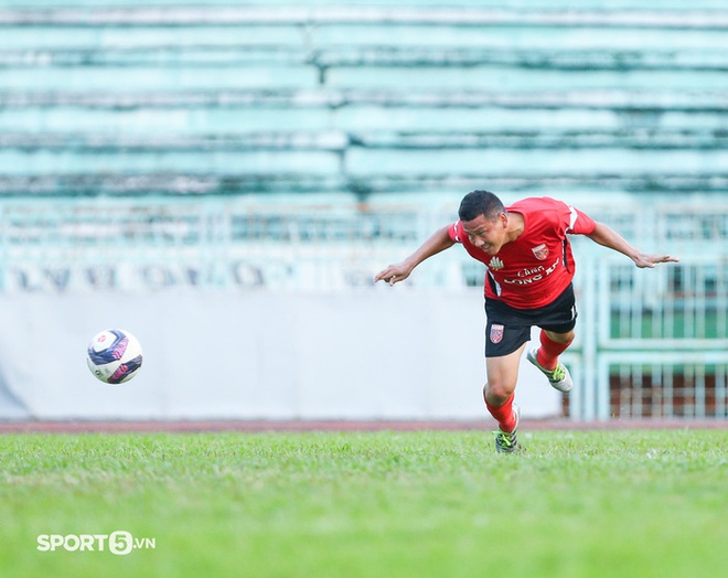 Anh Đức vừa chỉ đạo, vừa thi đấu giúp CLB Long An thắng 1-0 Bình Định - Ảnh 5.