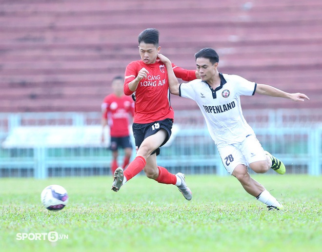 Anh Đức vừa chỉ đạo, vừa thi đấu giúp CLB Long An thắng 1-0 Bình Định - Ảnh 6.