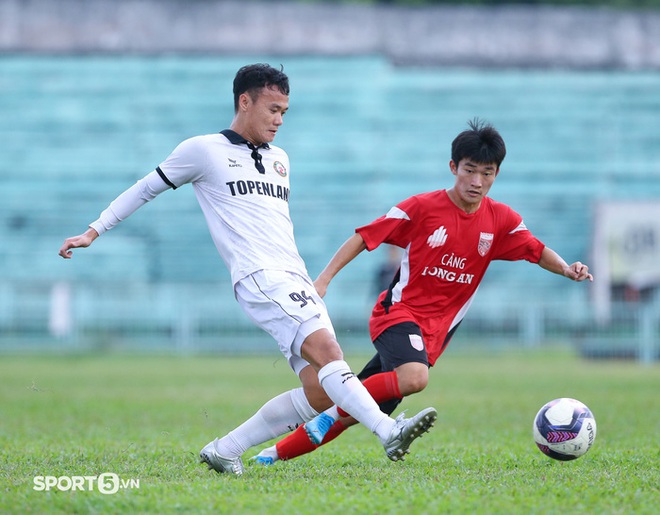 Anh Đức vừa chỉ đạo, vừa thi đấu giúp CLB Long An thắng 1-0 Bình Định - Ảnh 7.