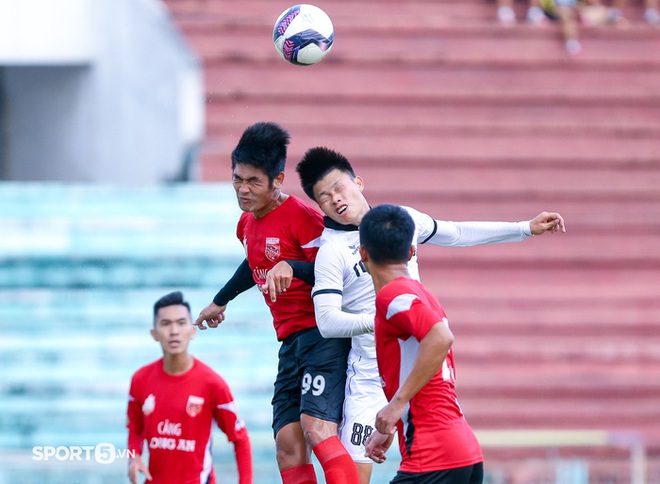 Anh Đức vừa chỉ đạo, vừa thi đấu giúp CLB Long An thắng 1-0 Bình Định - Ảnh 8.