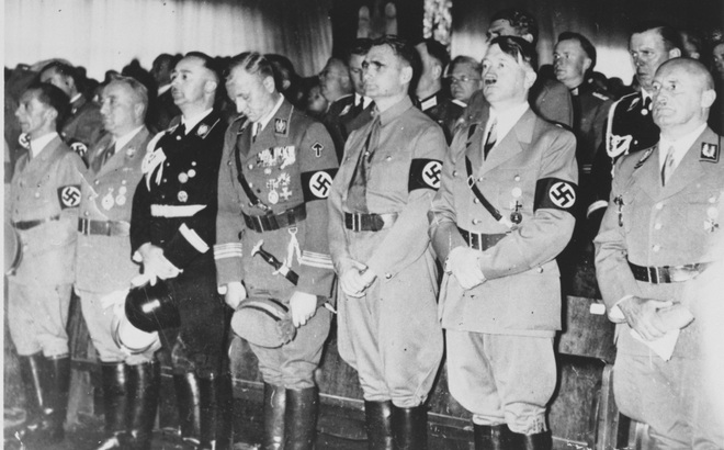 Đồ tể Hitler và các quan chức chóp bu của chế độ phát xít Đức trong một đại hội của đảng Quốc xã năm 1938. Ảnh: USHMM.