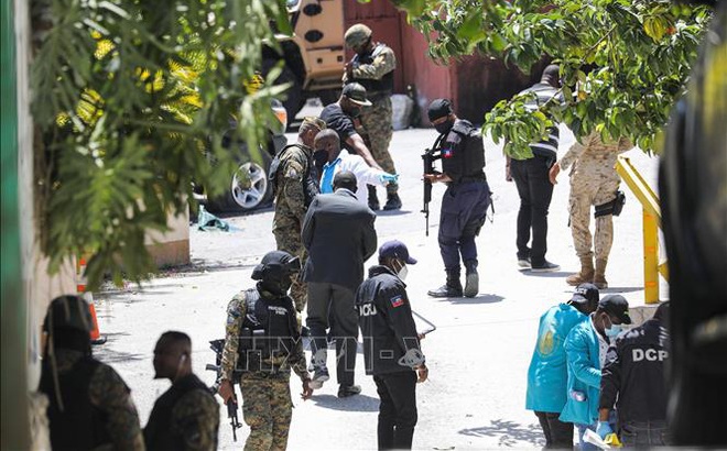 Cảnh sát Haiti điều tra bên ngoài dinh thự Tổng thống Jovenel Moise, sau khi ông bị ám sát, ngày 7/7/2021. Ảnh: AFP/TTXVN