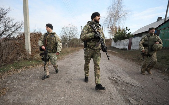 Binh sỹ Ukraine tuần tra tại làng Katerynivka, vùng Lugansk, miền Đông Ukraine ngày 2/11/2019. Ảnh: AFP/TTXVN