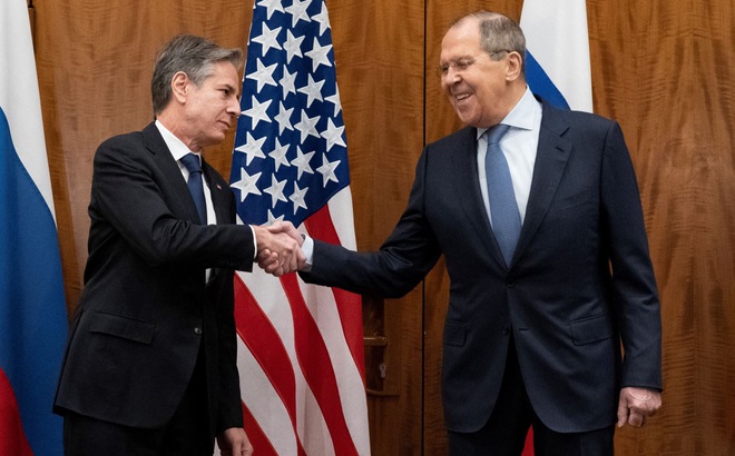 Ngoại trưởng Nga Sergei Lavrov (phải) và người đồng cấp Mỹ Antony Blinken (trái) tại cuộc gặp ở Geneva, Thụy Sĩ ngày 21/1/2022. Ảnh: AFP/TTXVN