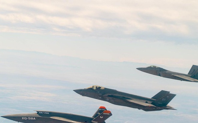 Máy bay chiến đấu không người lái Kratos Defense XQ-58A Valkyrie của Mỹ (trái) bay cạnh máy bay F-35 và F-22 (Ảnh: Asia Times).