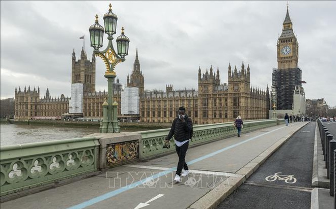 Người dân đeo khẩu trang phòng lây nhiễm COVID-19 tại London, Anh, ngày 19/1/2022. Ảnh: THX/TTXVN
