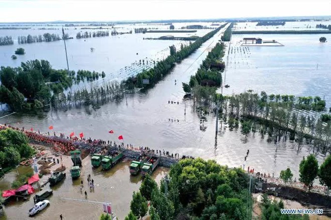 Trung Quốc “trảm” gần 100 quan chức vì để xảy ra thiệt hại nặng do lũ lụt - Ảnh 1.
