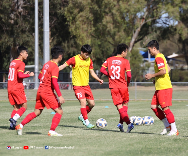 Tiền vệ Tô Văn Vũ hi vọng đội tuyển Việt Nam sẽ tạo bất ngờ trên sân Australia - Ảnh 5.