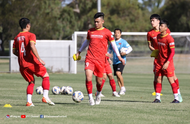 Tiền vệ Tô Văn Vũ hi vọng đội tuyển Việt Nam sẽ tạo bất ngờ trên sân Australia - Ảnh 6.