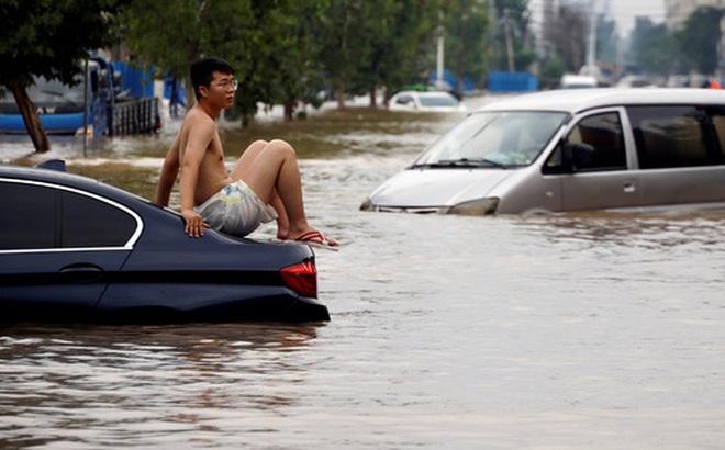 Đường phố ở thành phố Trịnh Châu bị ngập nặng vào ngày 22-7-2021. Ảnh: Reuters