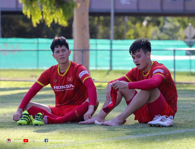 Thành Chung, Tô Văn Vũ cười tít mắt sau buổi thi đấu đối kháng của tuyển Việt Nam - Ảnh 2.