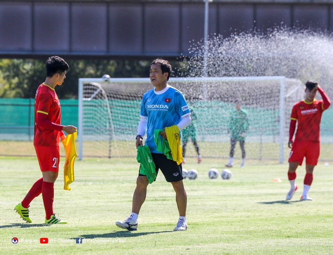 Thành Chung, Tô Văn Vũ cười tít mắt sau buổi thi đấu đối kháng của tuyển Việt Nam - Ảnh 14.