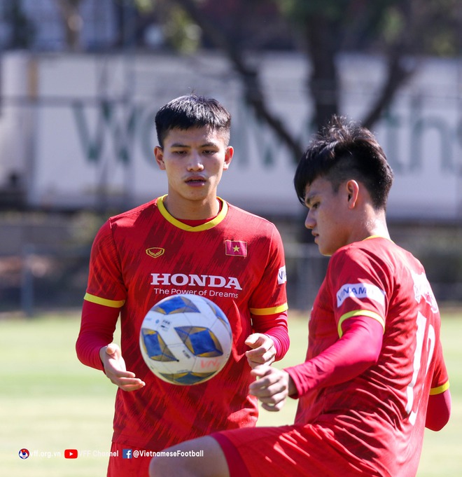 Thành Chung, Tô Văn Vũ cười tít mắt sau buổi thi đấu đối kháng của tuyển Việt Nam - Ảnh 16.