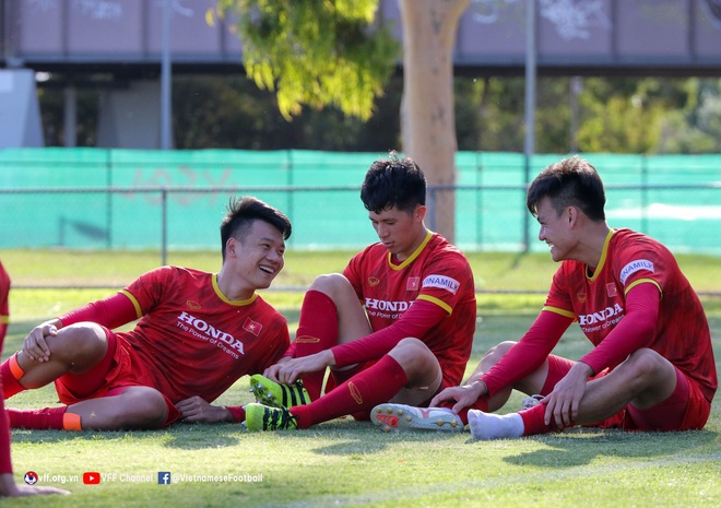 Thành Chung, Tô Văn Vũ cười tít mắt sau buổi thi đấu đối kháng của tuyển Việt Nam - Ảnh 4.