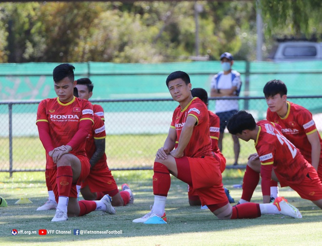Thành Chung, Tô Văn Vũ cười tít mắt sau buổi thi đấu đối kháng của tuyển Việt Nam - Ảnh 5.