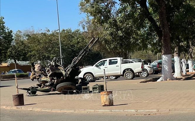 Quân đội triển khai bên ngoài đài truyền hình quốc gia ở Ouagadougou, Burkina Faso ngày 24/1/2022. Ảnh: AFP/TTXVN