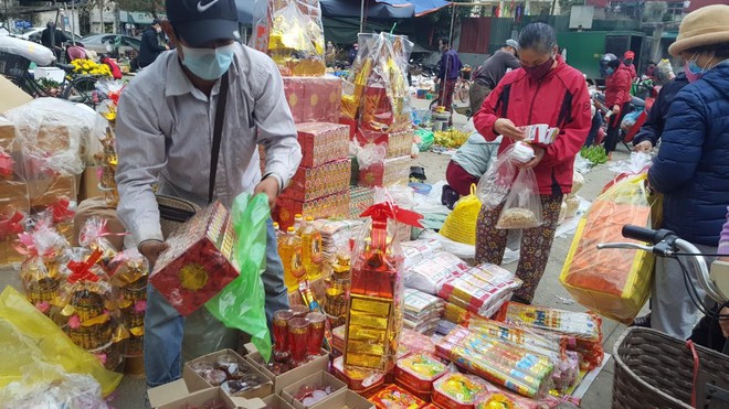 Ngày ông Công ông Táo, thực phẩm tăng giá chóng mặt - Ảnh 2.