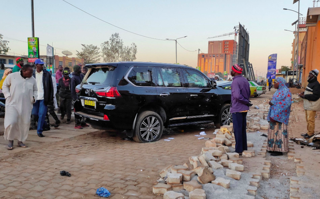 Một chiếc xe của Tổng thống Burkia Faso dính nhiều vết đạn sau đợt nổ súng ở khu vực gần dinh thự tổng thống ở thủ đô Ouagadougou, hôm 24/1. (Ảnh: Reuters)