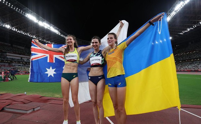 Từ trái sang: Các vận động viên Nicola McDermott (Úc), Mariya Lasitskene (Ủy ban Olympic Nga) và Yaroslava Mahuchikh (Ukraine) ăn mừng sau trận chung kết nhảy cao nữ tại Olympic Tokyo. Ảnh: Tân Hoa Xã