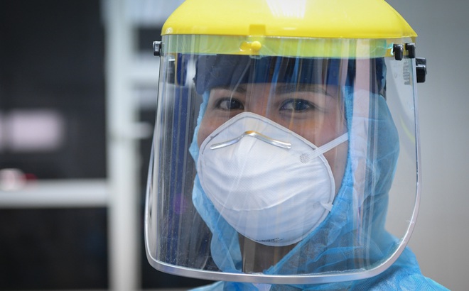 Nhân viên CDC trong phòng xét nghiệm COVID-19 - ảnh Việt Hùng.