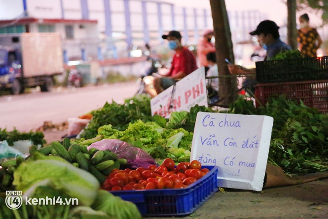  Gặp lại anh Minh xăm trổ với content cưng xỉu chiều ngồi bán rau, tối đứng bán hoa: Mua nhanh chốt lẹ, 29 Tết tăng giá gấp đôi! - Ảnh 1.