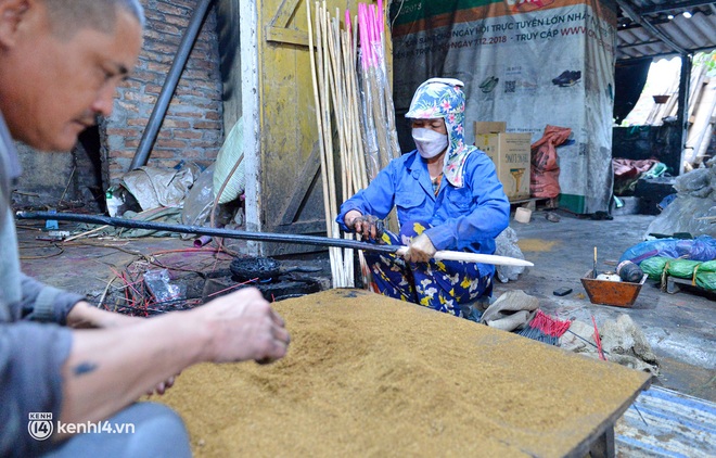 Ảnh: Nông dân Hải Dương làm hàng trăm cây nhang khổng lồ, cao hơn đầu người phục vụ Tết - Ảnh 1.