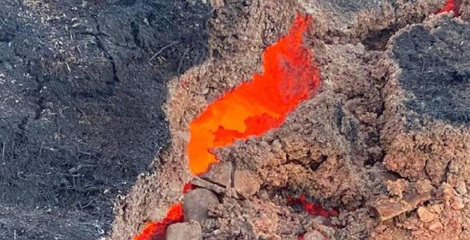 Tảng đá phát sáng đỏ rực giống hệt dung nham núi lửa phun trào - Ảnh 1.