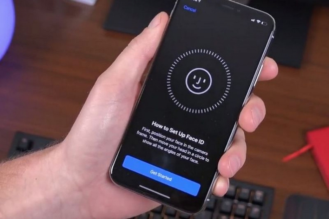 Cách thêm khuôn mặt thứ hai vào Face ID trên iPhone - Ảnh 1.