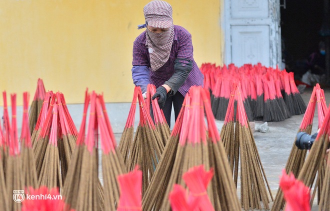 Ảnh: Nông dân Hải Dương làm hàng trăm cây nhang khổng lồ, cao hơn đầu người phục vụ Tết - Ảnh 16.